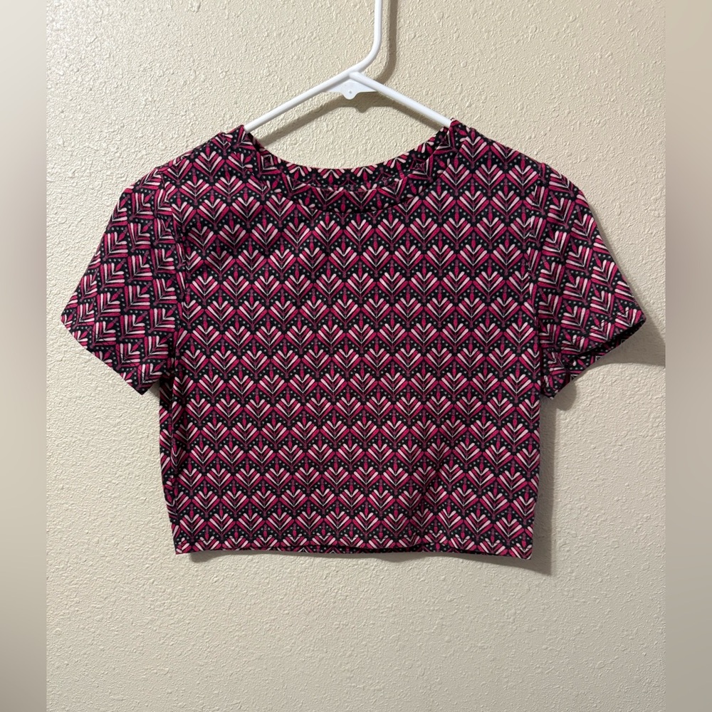 Forever 21 Contemporary Juniors Pink Designs Short Sleeve Crop Top Tee M
